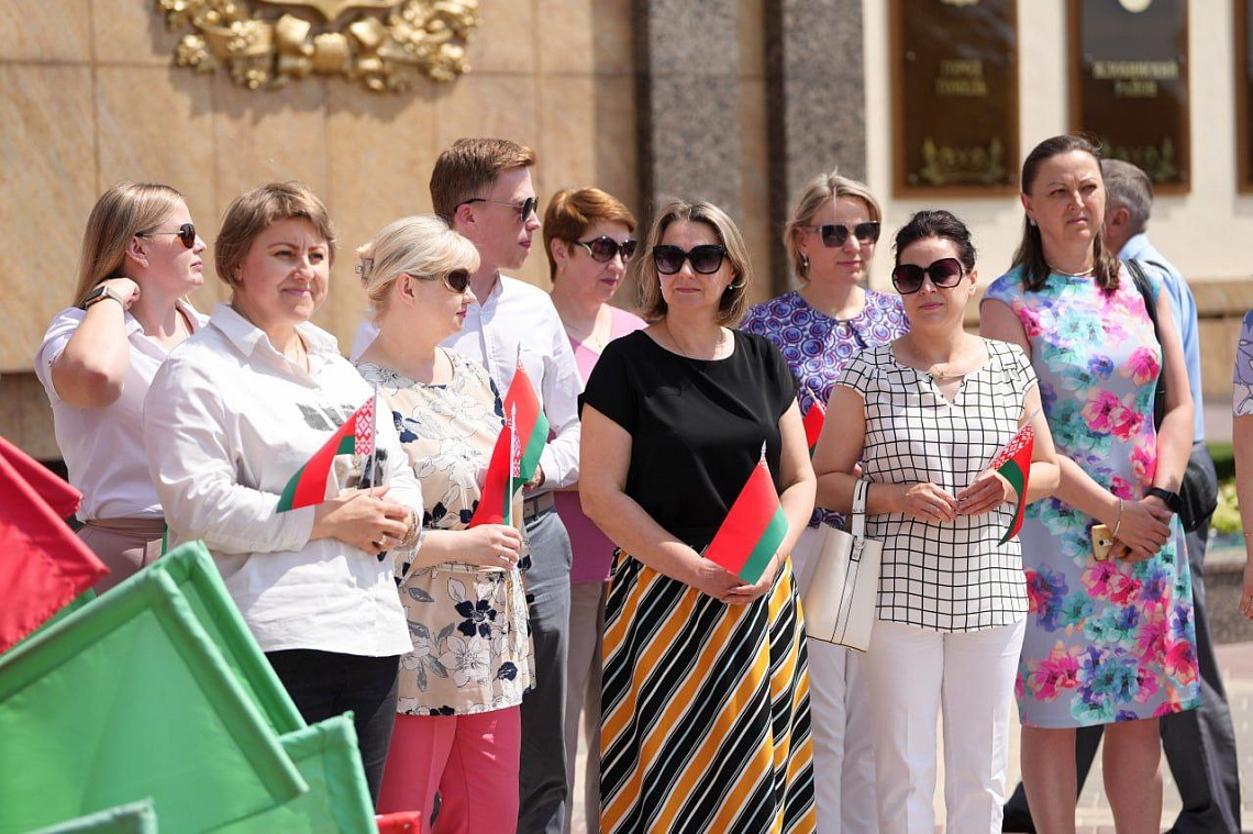 В Гомеле на площади Флага и Герба к минуте молчания присоединился коллектив главного управления землеустройства Гомельского облисполкома 